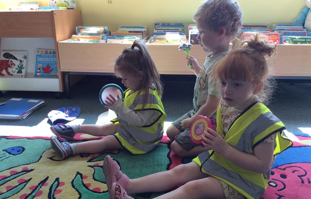 Library-children-pointing-at-book-qc8ui1b0nqmum9z5y80he5zz7xnjouzwqp3h64resg